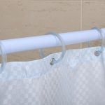 Anelli di plastica sull'asta di un'asta telescopica per tende
