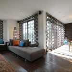 Tavolo da biliardo all'interno del soggiorno