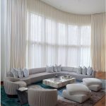 Decorazione delle finestre in un soggiorno con soffitto alto