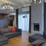 Colore grigio all'interno del soggiorno con camino