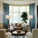Decorare le finestre a bovindo con il tulle