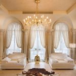 Decorazione delle finestre ad arco con tulle