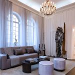 Lampadario in vetro con candele sul soffitto della sala