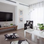 Tavolo in legno in un soggiorno moderno