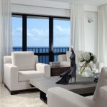 Decorare una finestra del soggiorno con tulle senza tende
