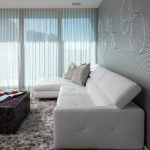 Divano bianco con rivestimento in pelle