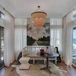 Due porte nel soggiorno di una casa privata