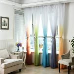 Tulle multicolore sulla finestra del soggiorno