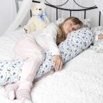 Cuscino per la gravidanza a forma di L con disegno per neonato