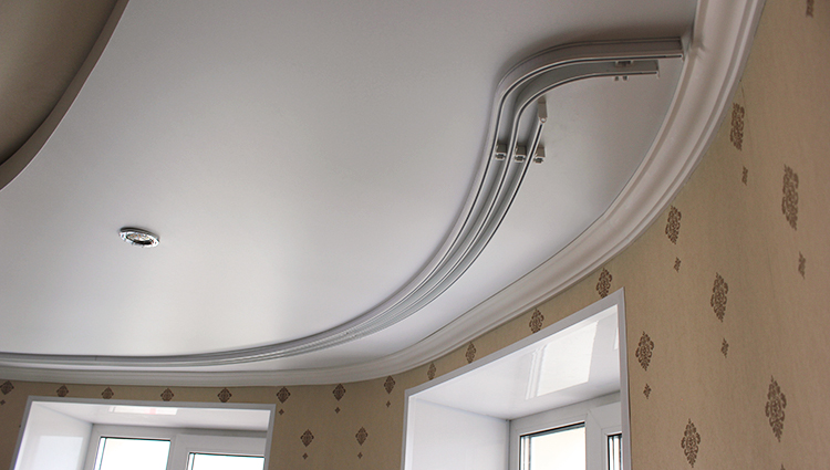 Cornice flessibile sul soffitto di una stanza con finestra a bovindo