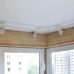 Fissaggio di una cornice flessibile sulle finestre della loggia