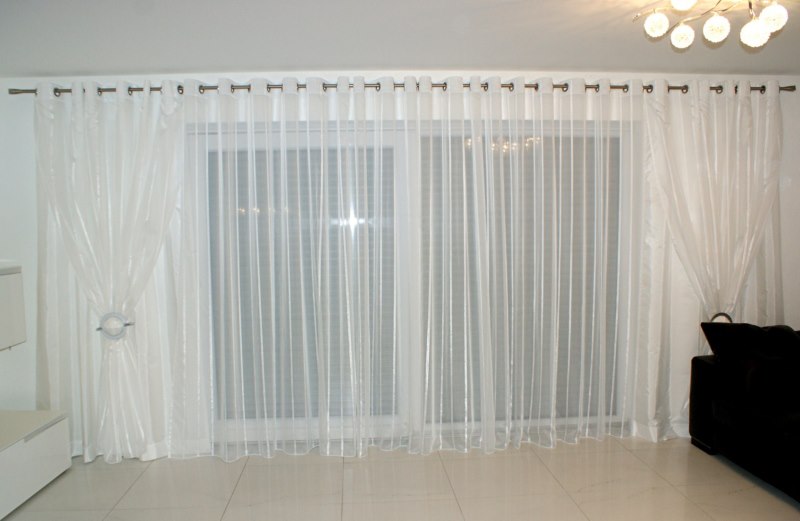 Decorare una finestra panoramica con tulle bianco