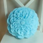 Cuscino a forma di fiore blu