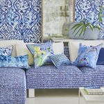 Cuscini per divano blu di diverse dimensioni e forme e realizzati con materiali diversi