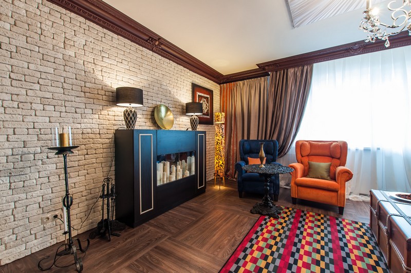 Cornice marrone sul soffitto del soggiorno in stile loft