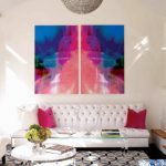 Soggiorno in stile moderno con cuscini decorativi in ​​tono con altri elementi decorativi