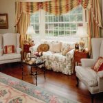 Soggiorno in stile provenzale con bellissimi cuscini decorativi