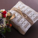 Cuscino in tela con pizzo