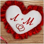 Cuscino a forma di cuore personalizzato con volant