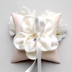 Fiori artificiali per decorare un cuscino con anelli
