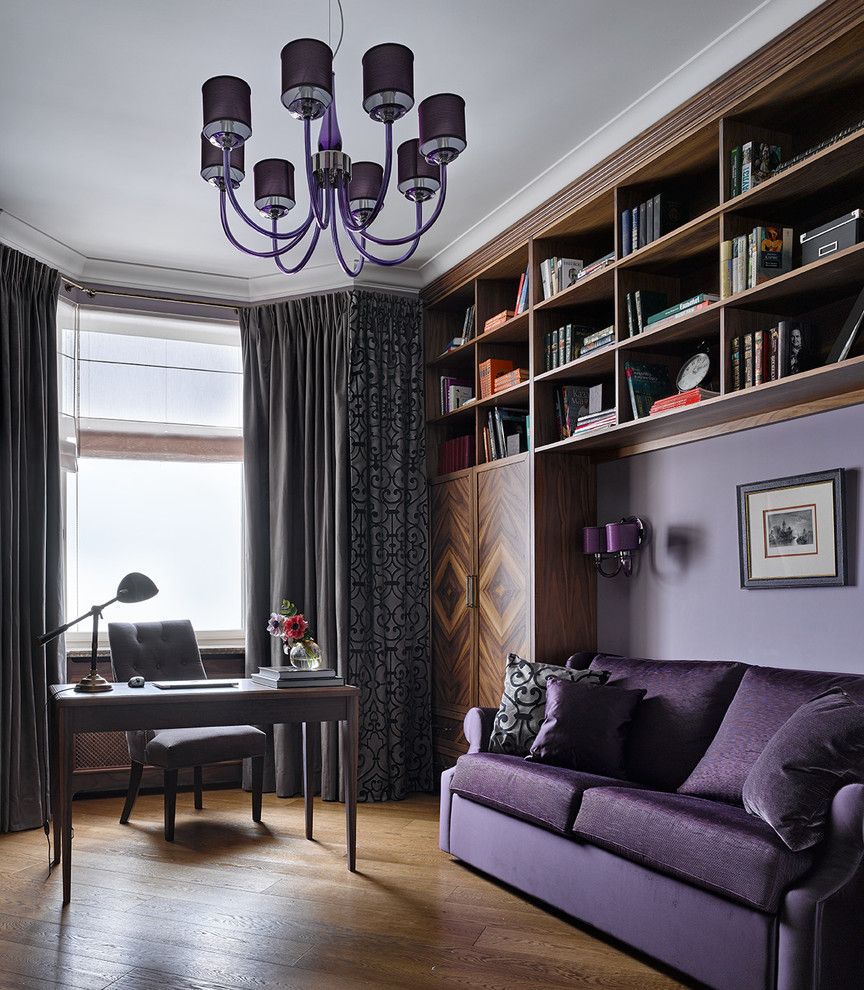 Tende su una cornice del soffitto in uno studio in stile inglese