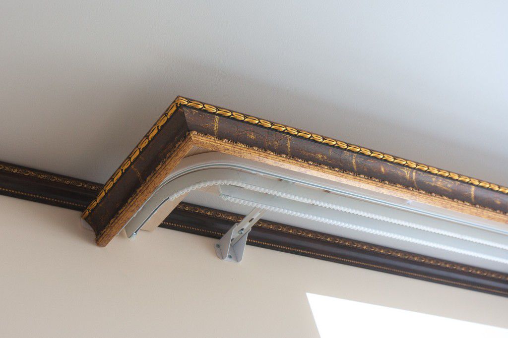 Fissaggio di una cornice a baguette al soffitto di una stanza