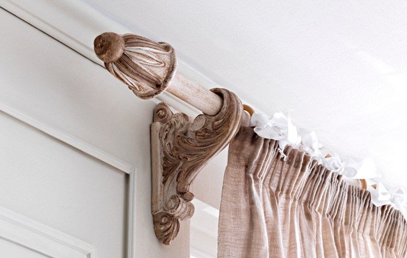 Tenda su cornice in legno con intaglio