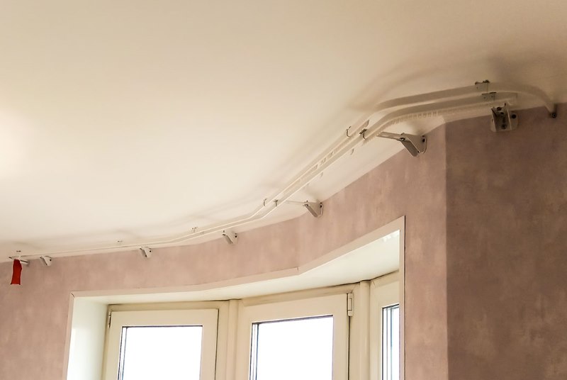Cornice in alluminio su una finestra a bovindo