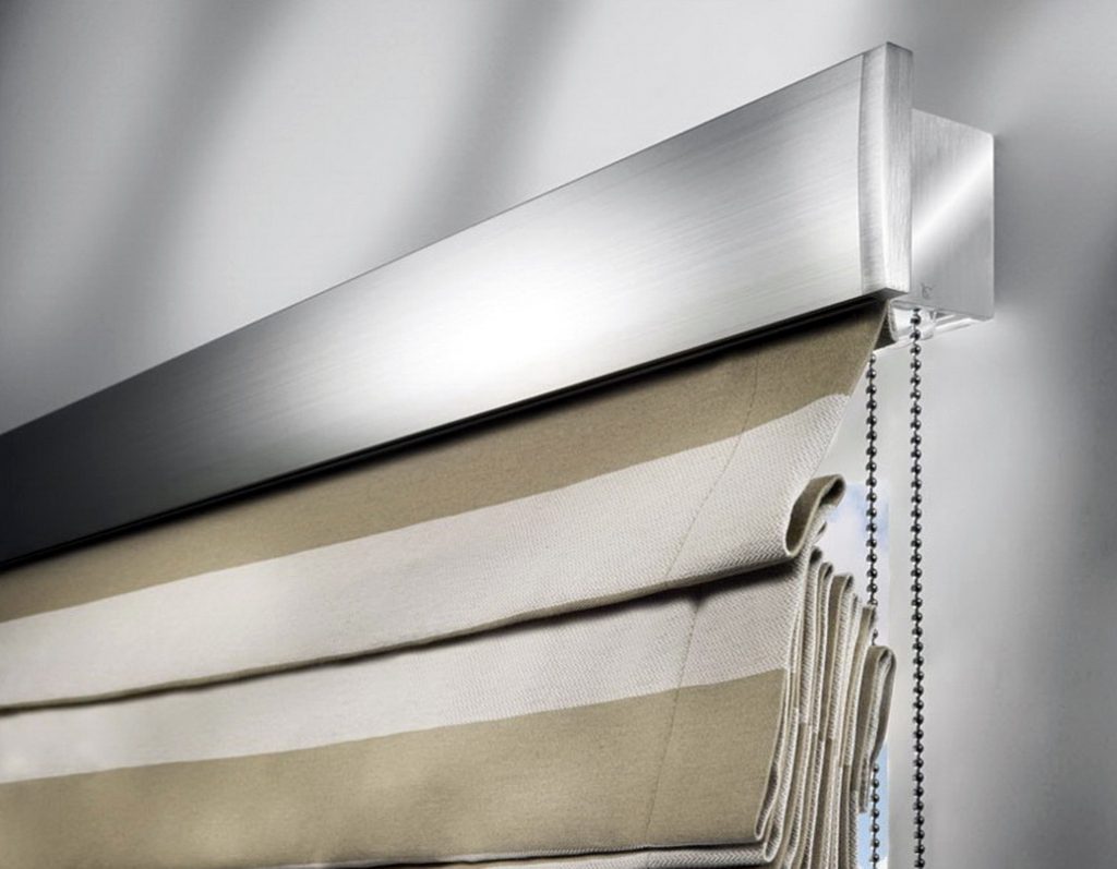Tenda romana su cornice con comando manuale