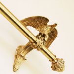 Cornicione costoso con elementi dorati