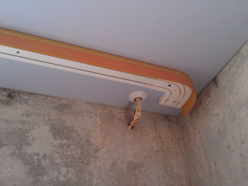 Installazione di cornice in plastica su soffitto teso