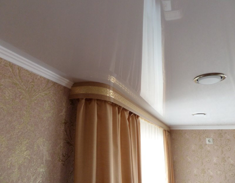 Fissaggio di tende con cornice a un soffitto teso