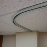 Cornice flessibile a fila singola sul soffitto di uno spazio ufficio