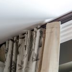 Fissaggio della tenda al profilo della cornice del soffitto