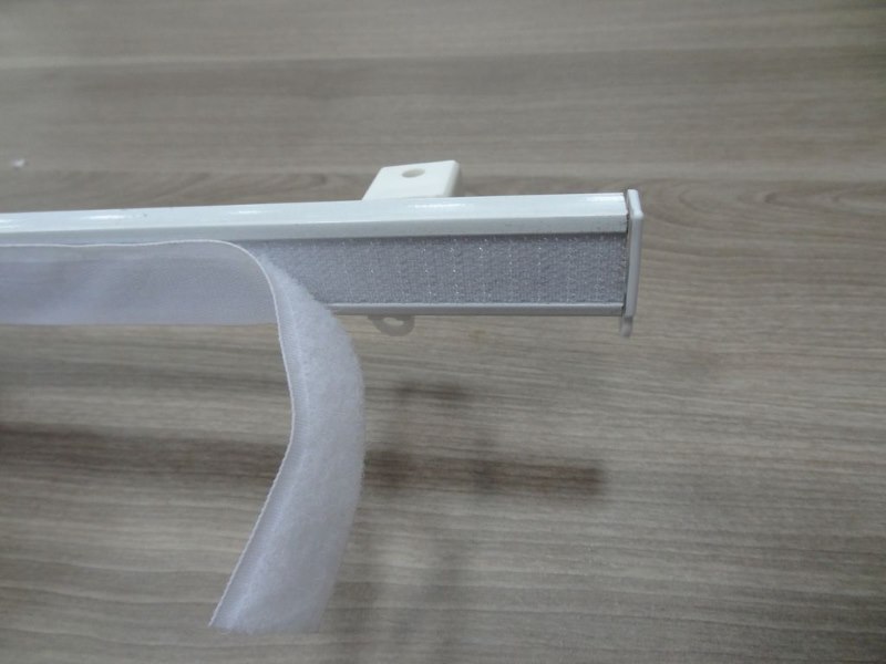 Cornice a parete con nastro adesivo