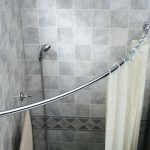 Kotna tuš kabina z belo zaveso