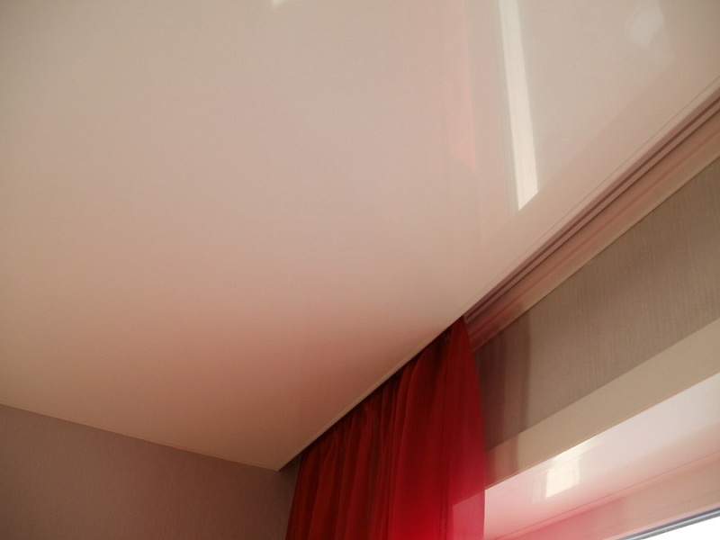 Fissaggio delle tende in una nicchia del soffitto con un tessuto elastico