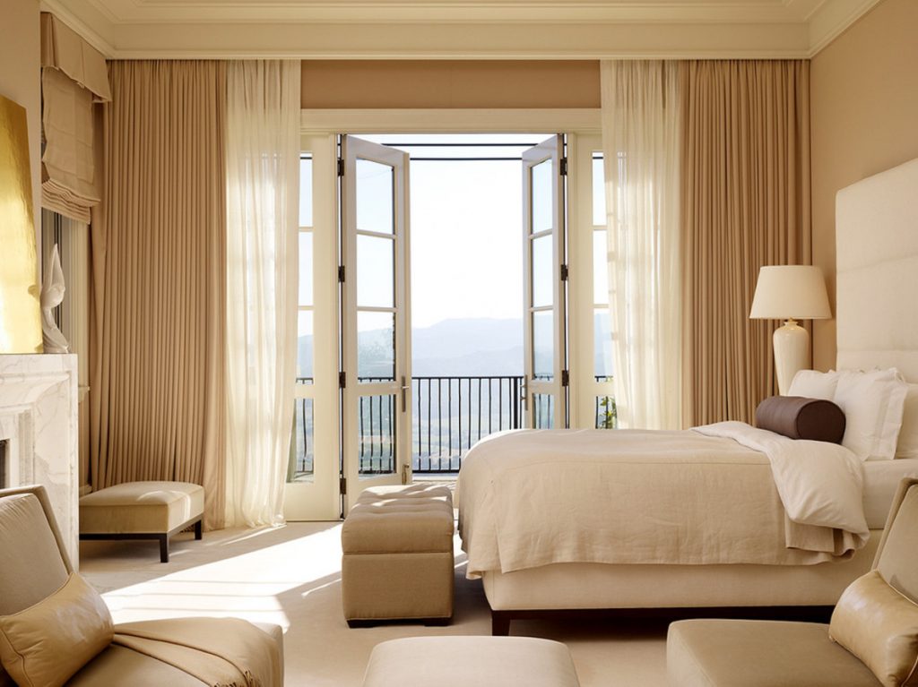 Decorare una finestra con balcone con tende beige