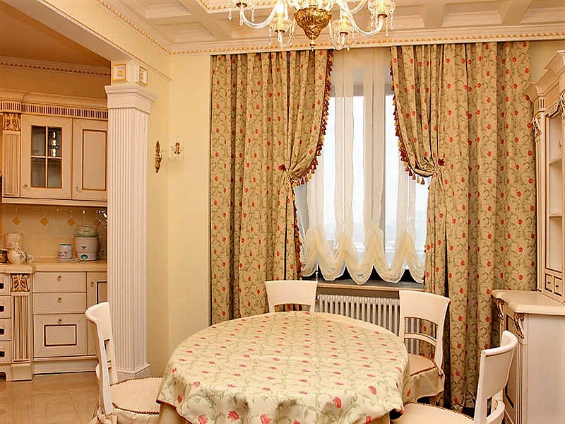 Montaggio di tende sul soffitto di una cucina in stile classico