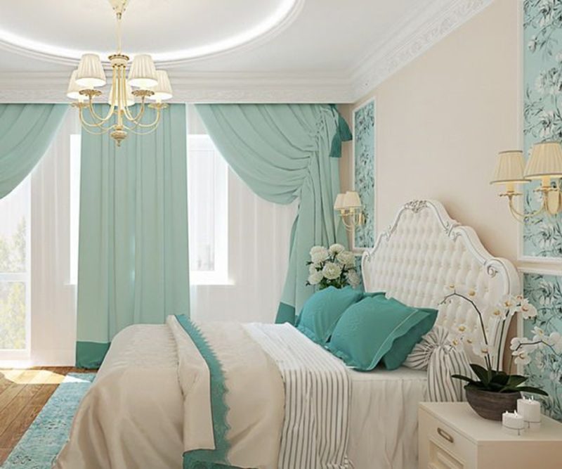 Interno di una camera da letto classica con tende color menta