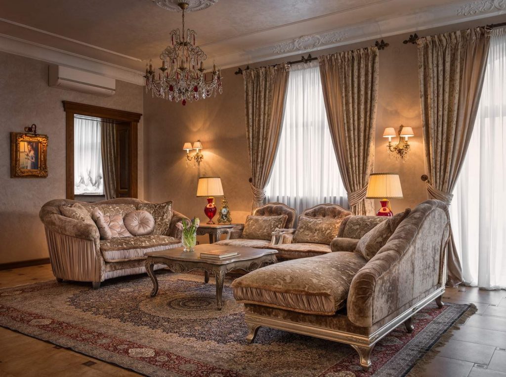 Decorare le finestre del soggiorno in stile classico