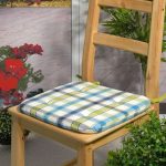 Cuscino a quadri per sedia in legno