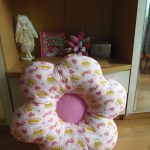 Bellissimo cuscino a forma di fiore femminile