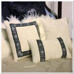 Bellissimi cuscini con pietre decorative e strass