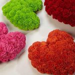 Bellissimi cuscini a forma di cuore realizzati con fiori fatti a mano