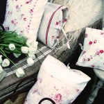 Bellissimi cuscini da esterno con rose per un'area ricreativa in stile provenzale