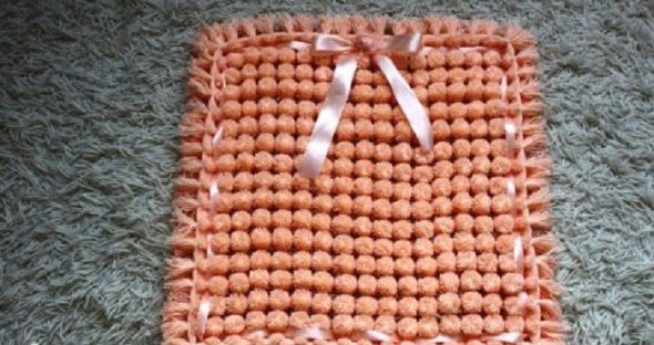 Coperta con pompon per neonati