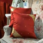 Cuscino per divano rosso e oro
