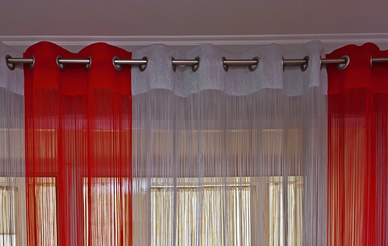 Tende rosse e bianche su una cornice rotonda
