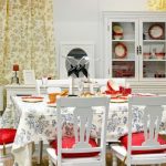 Cuscini con nappe rosse per sedie